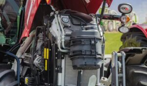 Quais são os principais componentes de um trator agrícola?